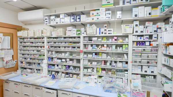 泉州薬局　下池田店の薬棚