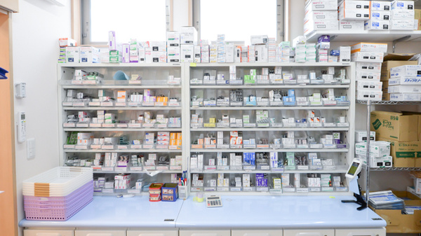 泉州薬局　磯上店の薬棚
