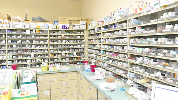 笹川薬局萱野店の薬棚