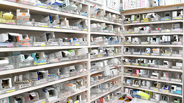 アカネ薬局　箕面稲店の薬棚