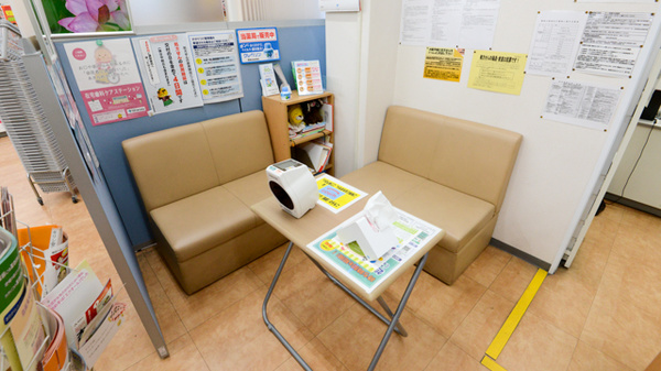 キリン堂薬局 箕面今宮店の待合スペース