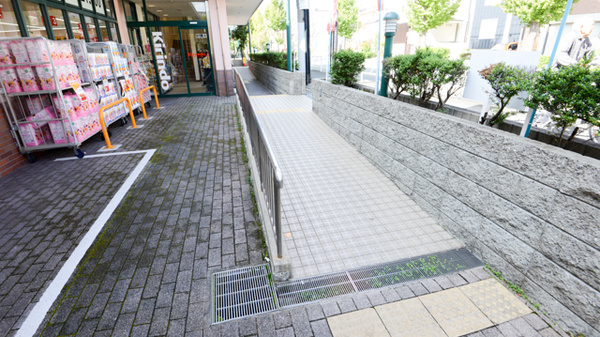 キリン堂薬局　箕面桜ヶ丘店の入口