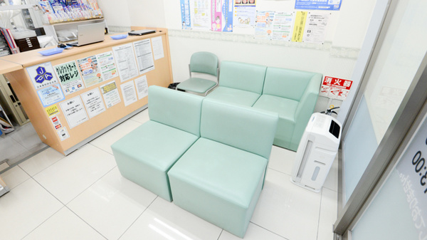 キリン堂薬局　江坂西店の待合スペース