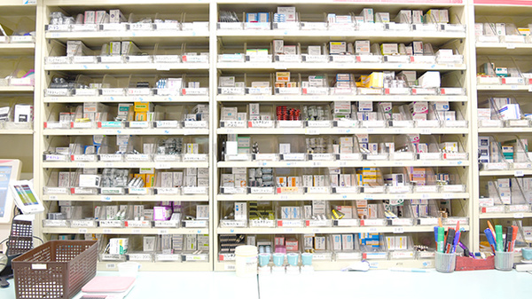 ヒノデ薬局鴻池店の薬棚