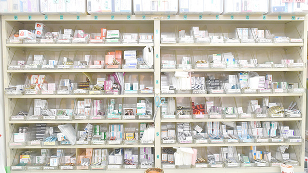 美戸薬局の薬棚