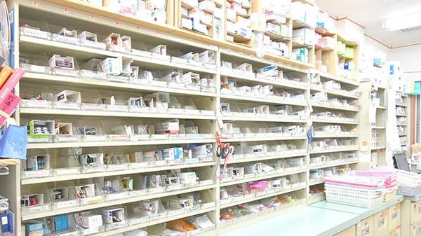 西みとう薬局の薬棚