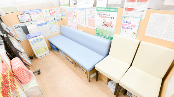 キリン堂薬局　生野林寺店の待合スペース