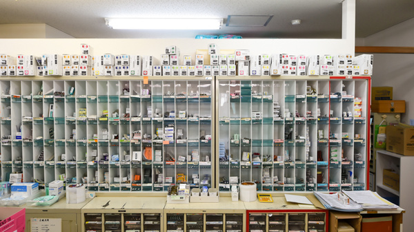 サンプラザ調剤薬局　男山局の薬棚