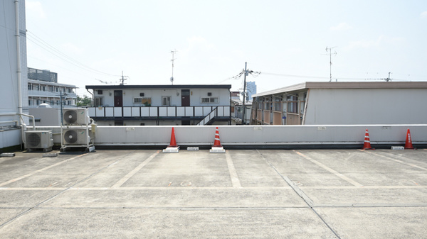 サンプラザ調剤薬局　男山局の駐車場