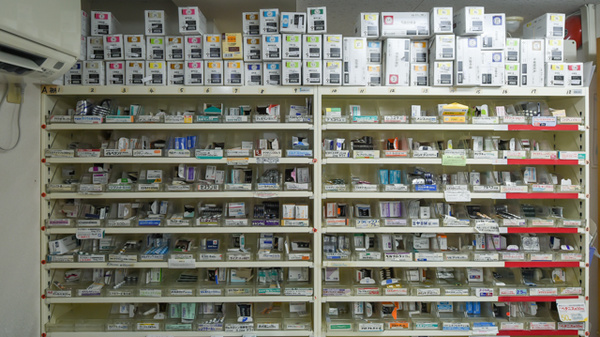 サンプラザ調剤薬局　楠葉局の薬棚