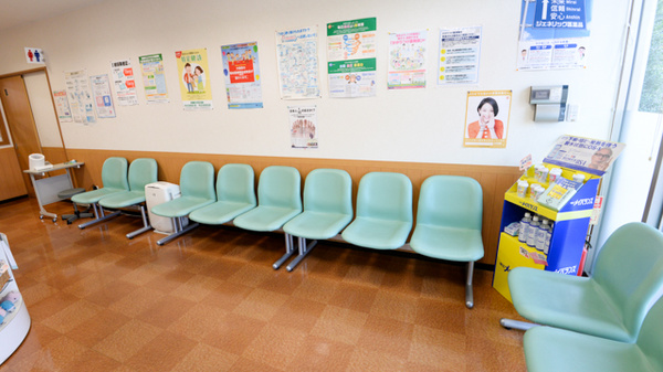 キリン堂薬局　東香里店の待合スペース