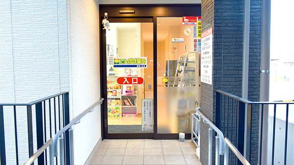 たんぽぽ薬局　香里ケ丘店の入口