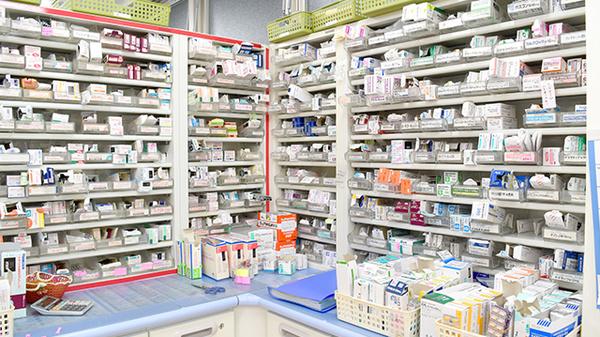 ツバサ薬局　香里ヶ丘店の薬棚