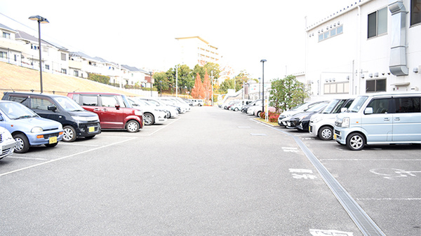 ツバサ薬局　香里ヶ丘店の駐車場