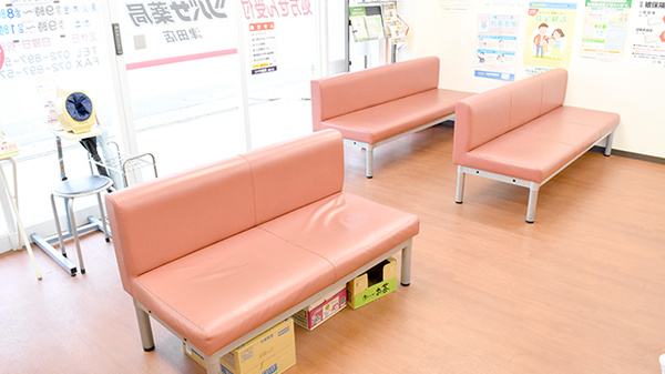ツバサ薬局　津田店の待合スペース