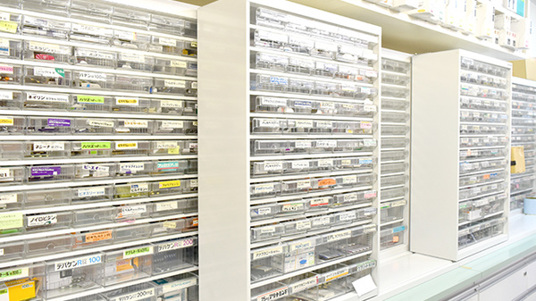 サンプラザ調剤薬局　枚方局の薬棚