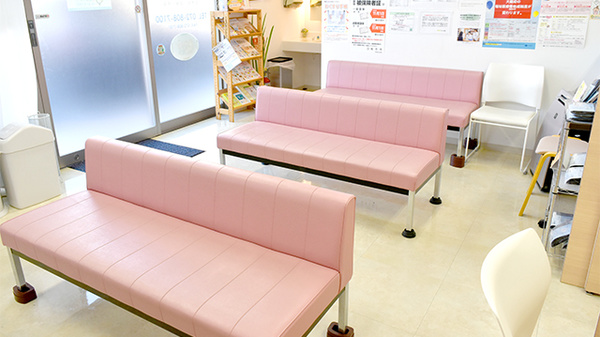 まきの薬局の待合スペース