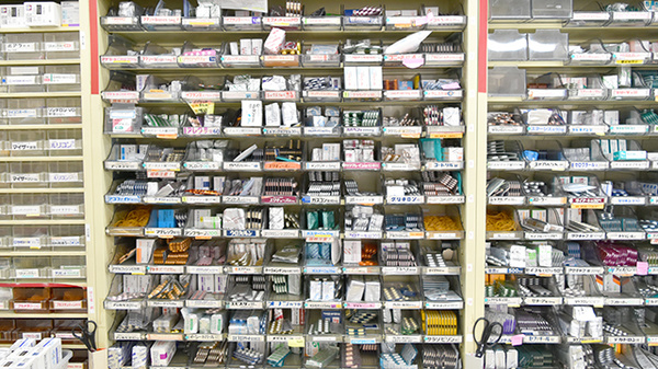 たんぽぽ薬局　池田店の薬棚