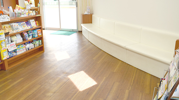サンプラザ薬局　萱島西局の待合スペース