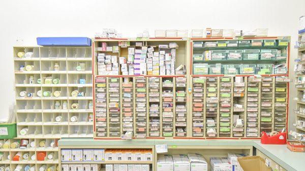 ヒノデ薬局大正店の薬棚