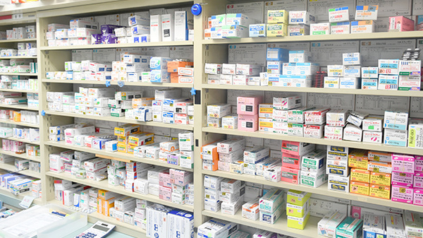 守口チトセ薬局の薬棚