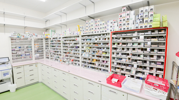 キリン堂薬局　岸里駅前店の薬棚