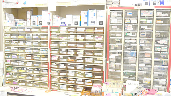 サンプラザ調剤薬局　郡津局の薬棚