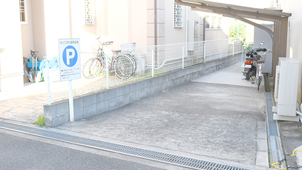 サンプラザ調剤薬局　郡津局の駐車場