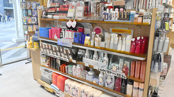 笹川薬局千里中央店の化粧品