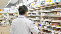 笹川薬局千里中央店の作業風景