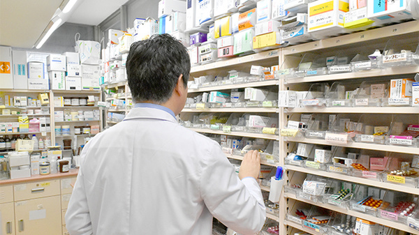 笹川薬局千里中央店の作業風景