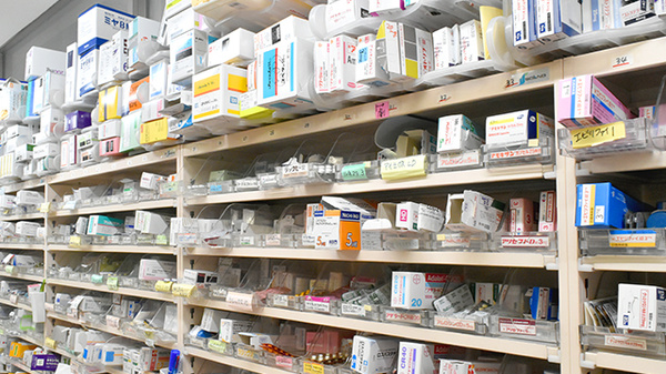 笹川薬局千里中央店の薬棚