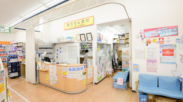 キリン堂薬局　豊中少路店の入口