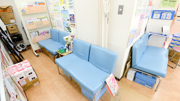 キリン堂薬局　豊中少路店の待合スペース