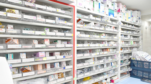 天六調剤薬局の薬棚