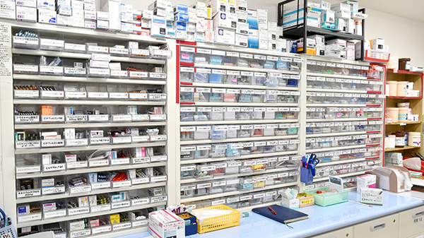 サエラ薬局阪急茨木店の薬棚