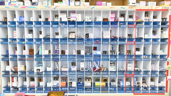 アップルプラス薬局深江橋店の薬棚