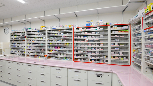 キリン堂薬局　富田林若松店の薬棚