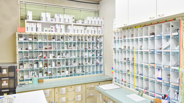 東光第一薬局 長田店の薬棚