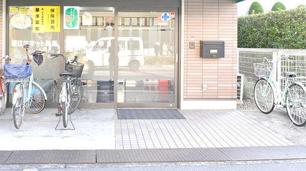 若江スマット薬局の入口