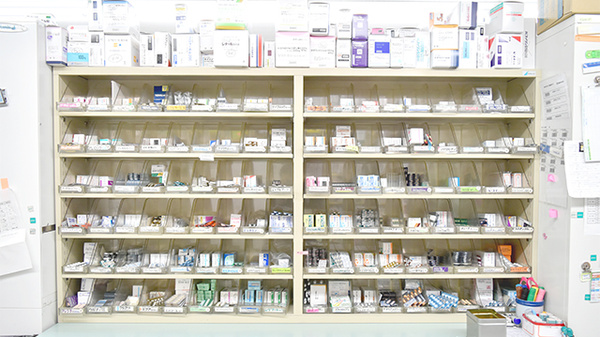 若江スマット薬局の薬棚