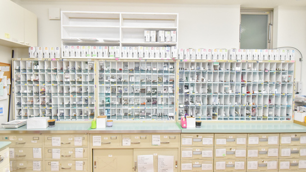 東光第一薬局 長瀬店の薬棚