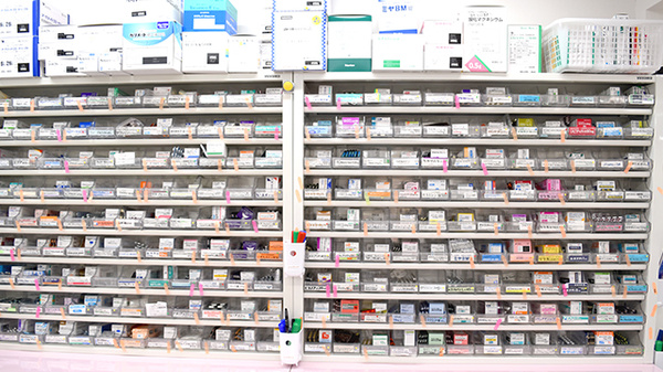 リープ薬局　宝持店の薬棚