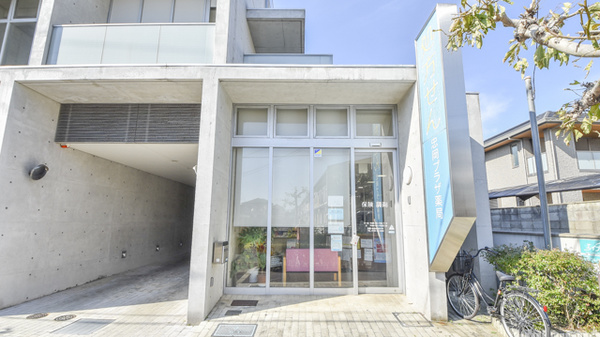 忠岡プラザ薬局の入口
