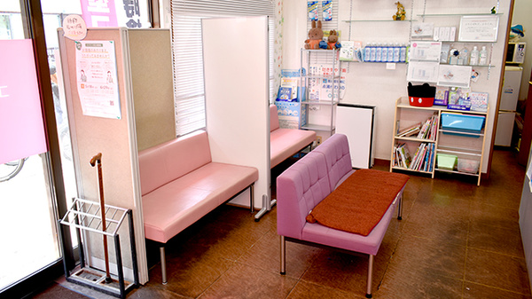 コスモファーマ薬局忍ケ丘店の待合スペース