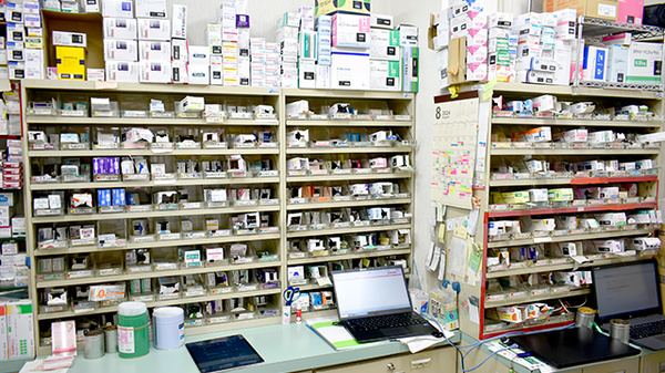 コスモファーマ薬局忍ケ丘店の薬棚