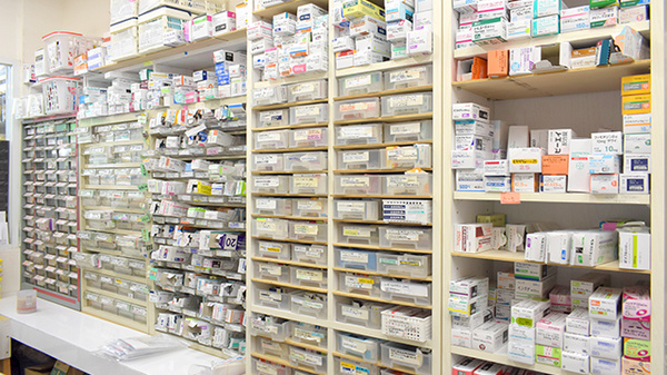 鹿嶋薬局八田店の薬棚