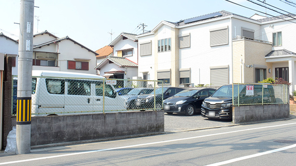 鹿嶋薬局八田店の駐車場