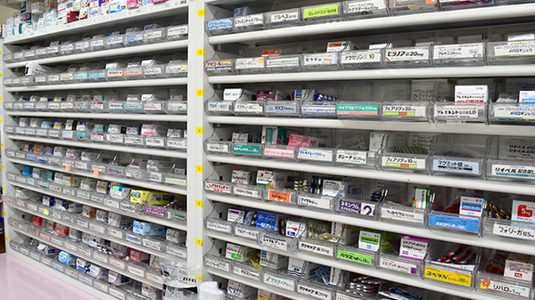 トップ薬局の薬棚