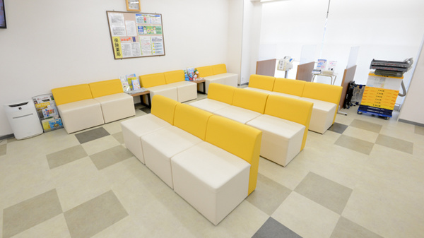キリン堂薬局　栂・美木多店の待合スペース